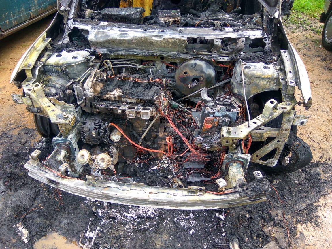 Загорелся двигатель автомобиля. Мотор сгорел. Сгоревший двигатель. Сгоревший электродвигатель. Сгоревший двигатель автомобиля.