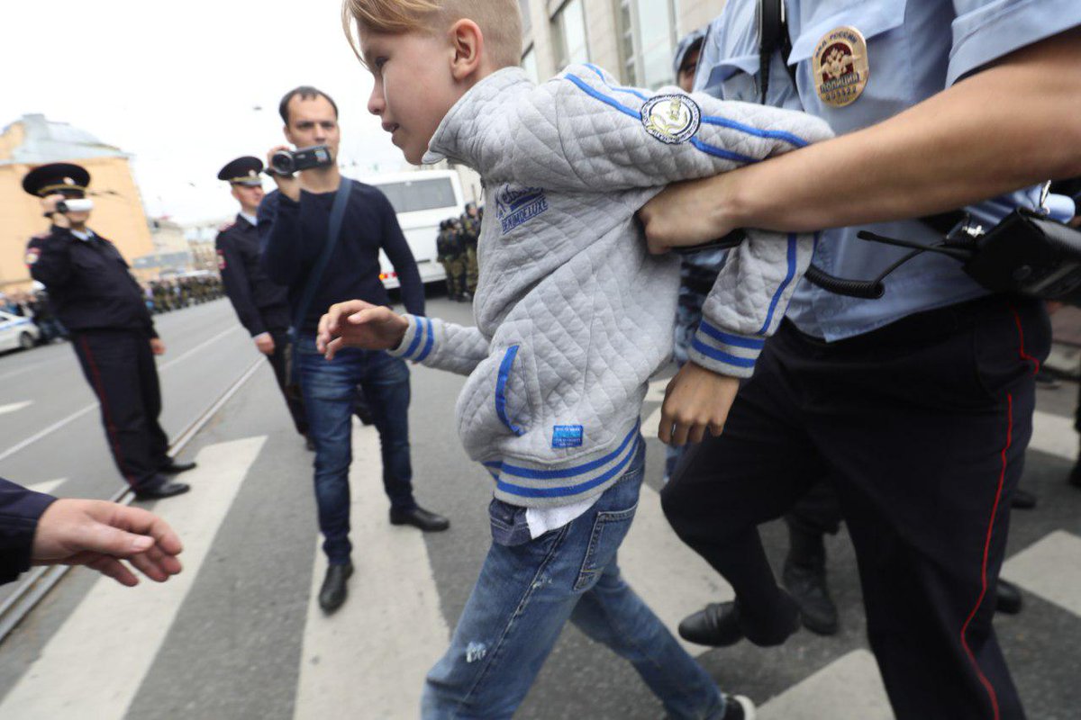 Арест маленького. Полиция задерживает детей. Полиция арестовала школьника. Полиция арестовывает детей. Полицейский арестовал ребенка.