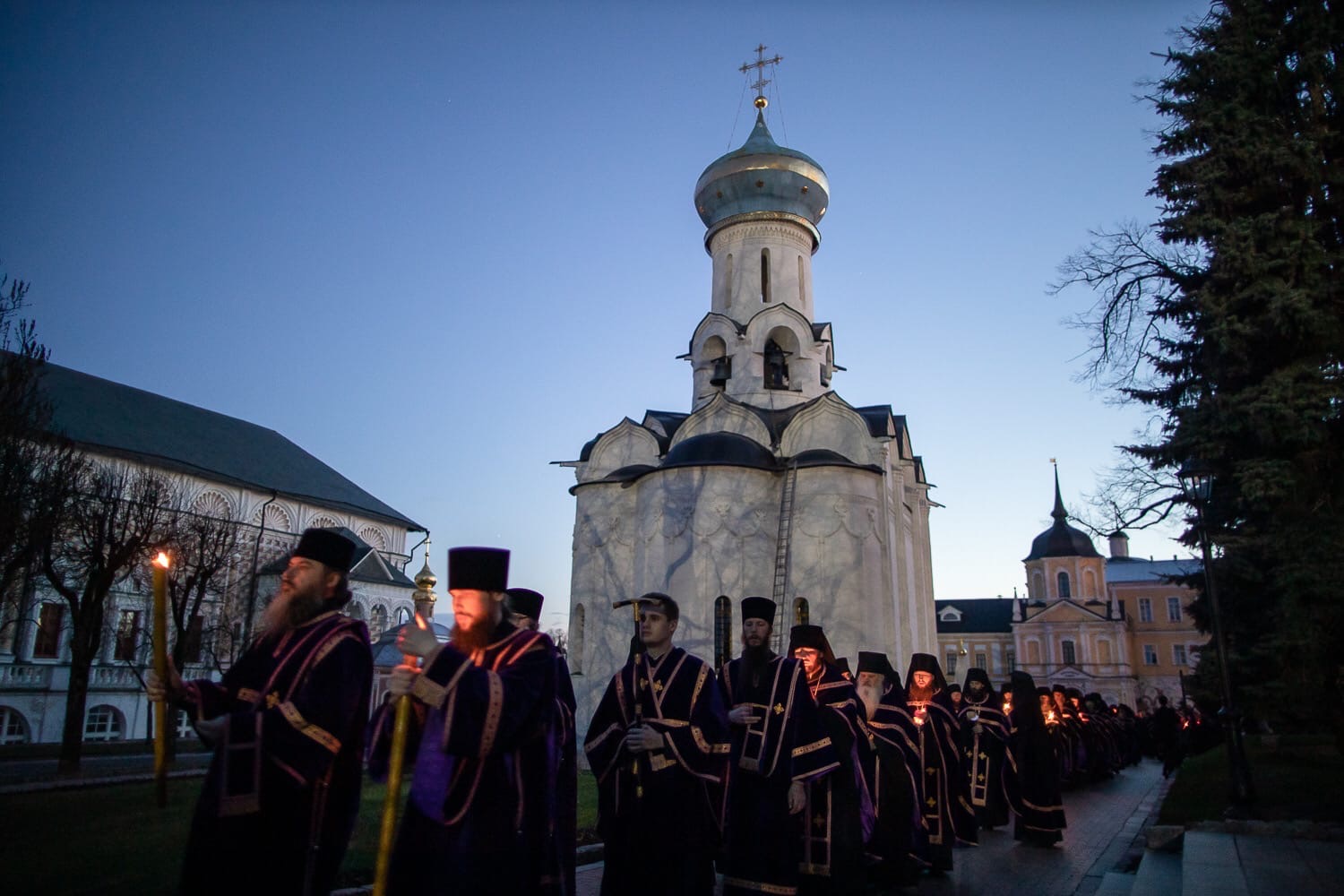 Церковь запретили. Пасха в Троице Сергиевой Лавре. Троице-Сергиевой Лавры подворья утреня Великой пятницы мужской хор. Духовная Академия Троице-Сергиевой Лавры. Троице-Сергиева Лавра ночью.